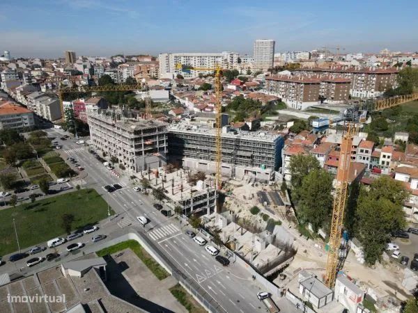 LA - Apartamento T0 Novo, lugar de garagem, no Porto, Praça das Flores