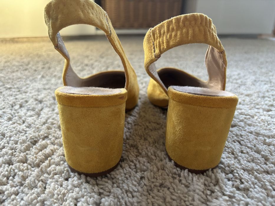 Sapatos amarelos camurça