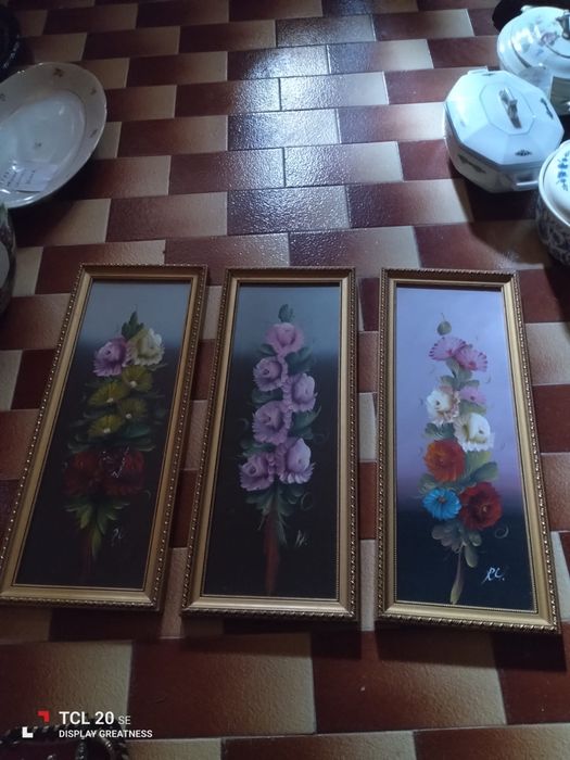 Três quadros com motivos florais
