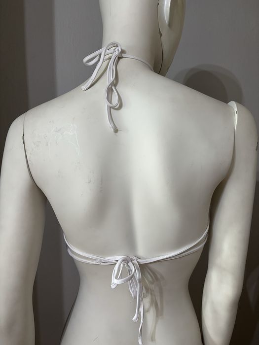 Bialy top z wiązaniem