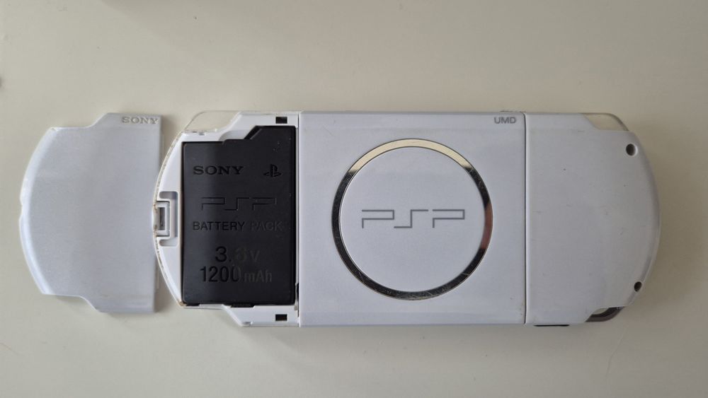 PSP 3004 Slim & Lite Branca c/Carregador e Cartão