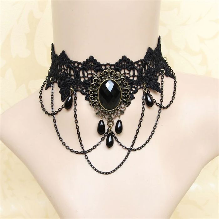 Gotycki koronkowy choker z czarnym kryształem i łańcuszkami - retro