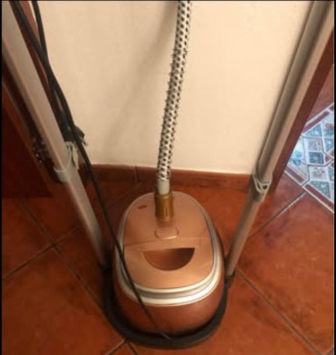 Ferro de engomar vertical e a vapor como novo