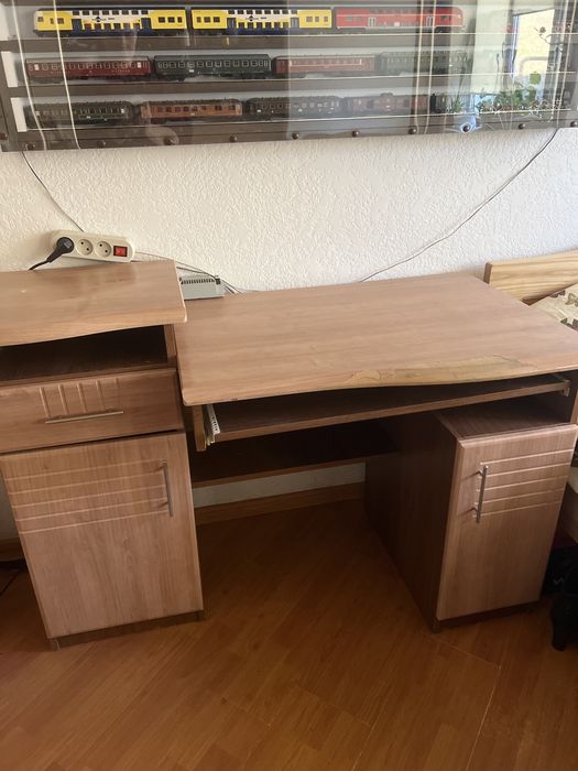 Стіл компʼютерний