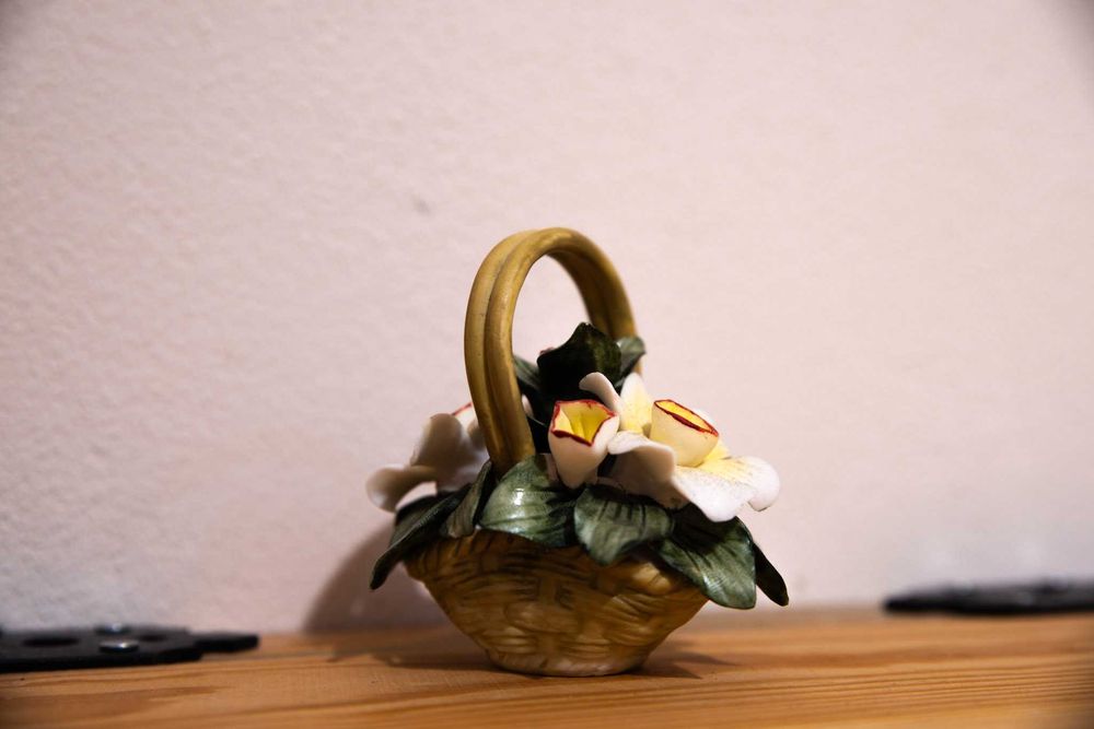 Porcelanowy koszyczek z kwiatami Carlo Savastano Capodimonte