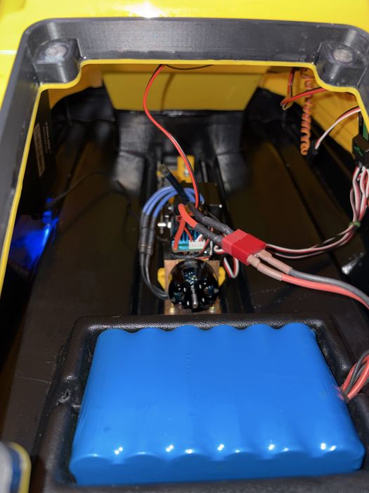 Продам карповый кораблик Fox