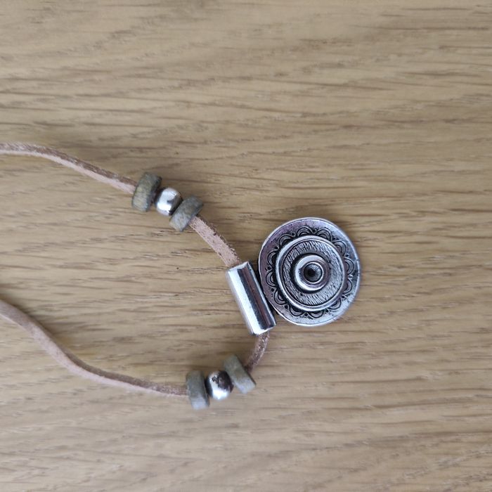 Colar com pendente flor feito à mão