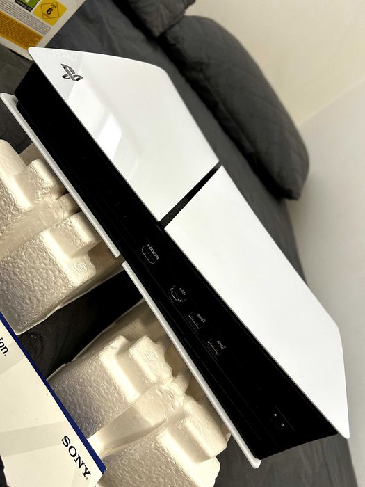 PLAYSTATION 5 1T - Raríssimas vezes usado com 2 controles + base para deixar de pé