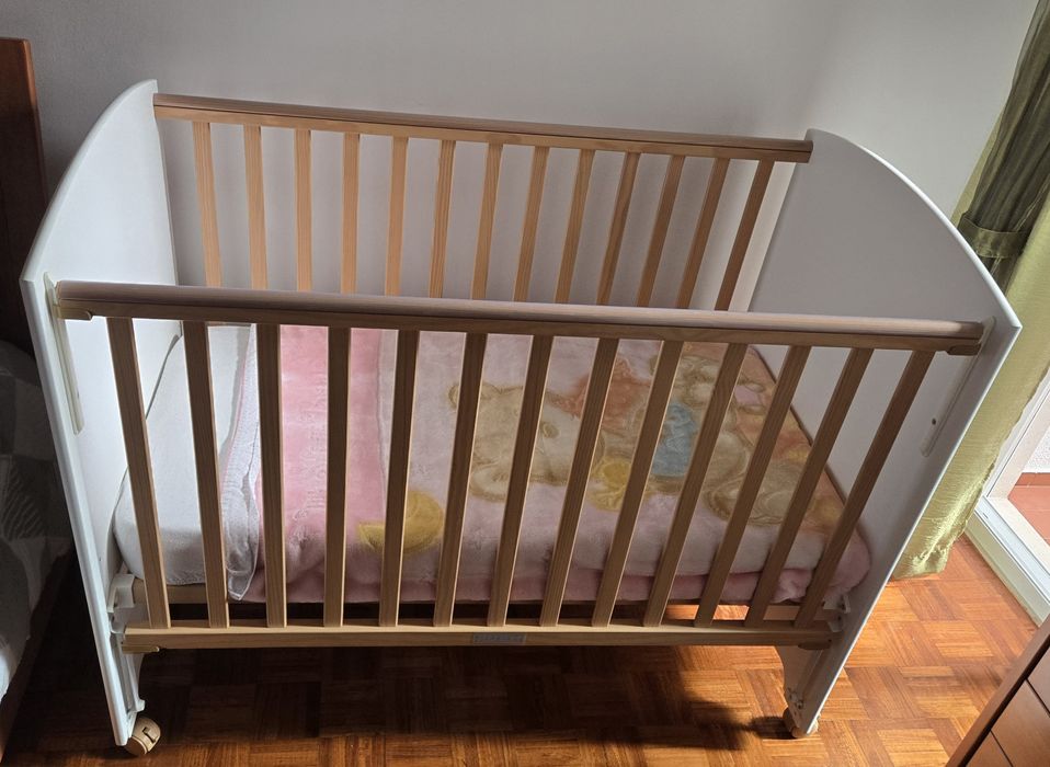 Berço bebé em pinho, excelente qualidade, oferta colchão