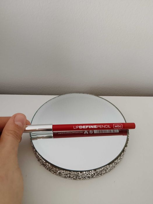 Czerwona konturówka do ust Wibo