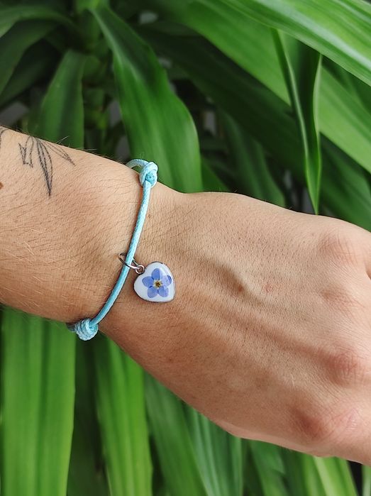 Bransoletka na sznurku z zawieszką serce z niezapominajką