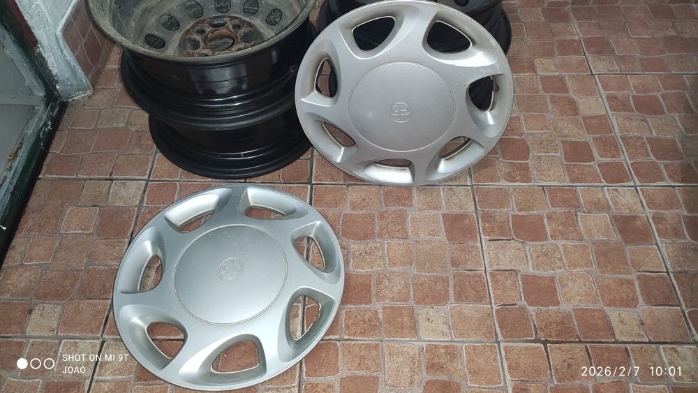 Jantes de ferro + 2 pratos Toyota.