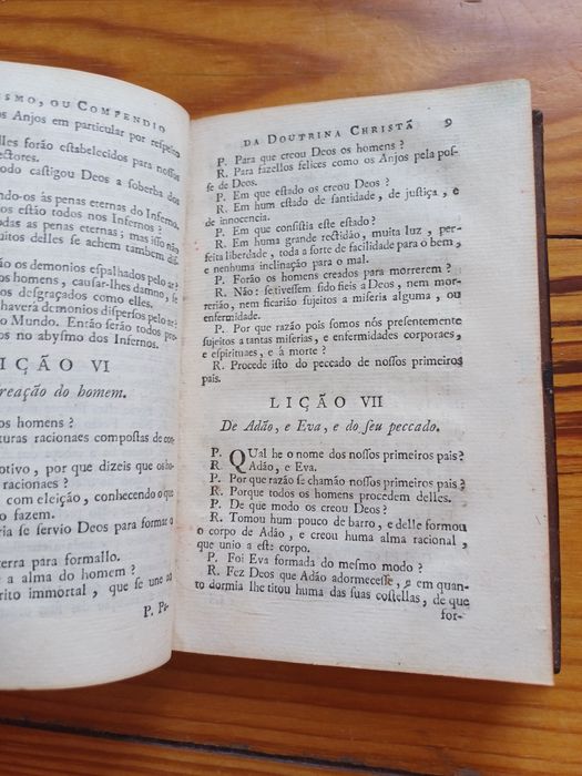 Livro de catecismo muito antigo, do Séc. XVIII