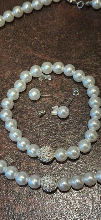 Zestaw nowej biżuterii z imitacji pereł.