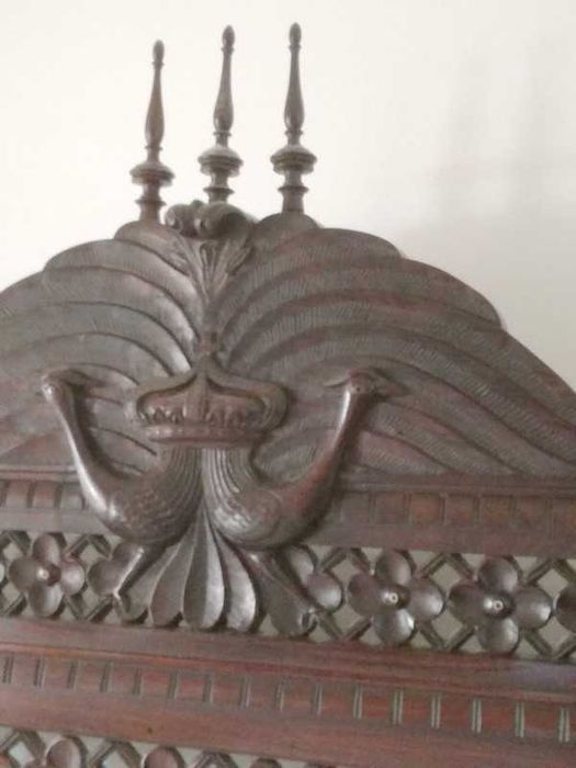 Cama antiga em madeira exótica