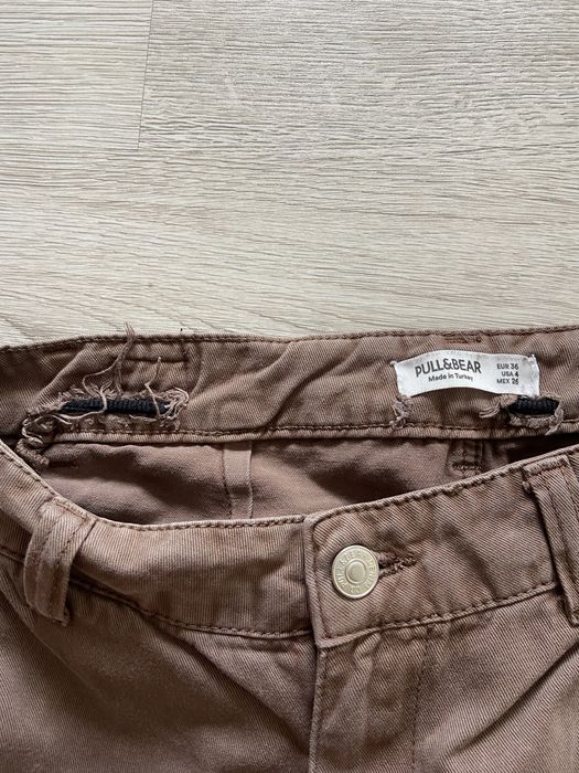 Brązowe spodnie cargo z sznurkami od środka Pull&Bear