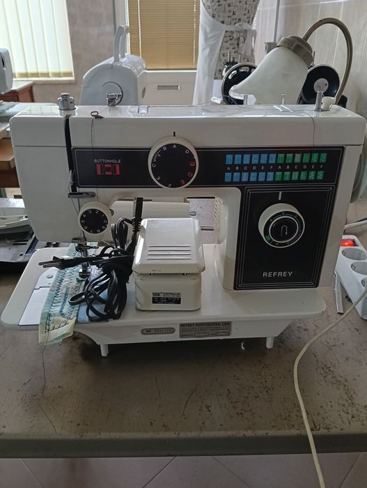 Máquina de costura REFREY
