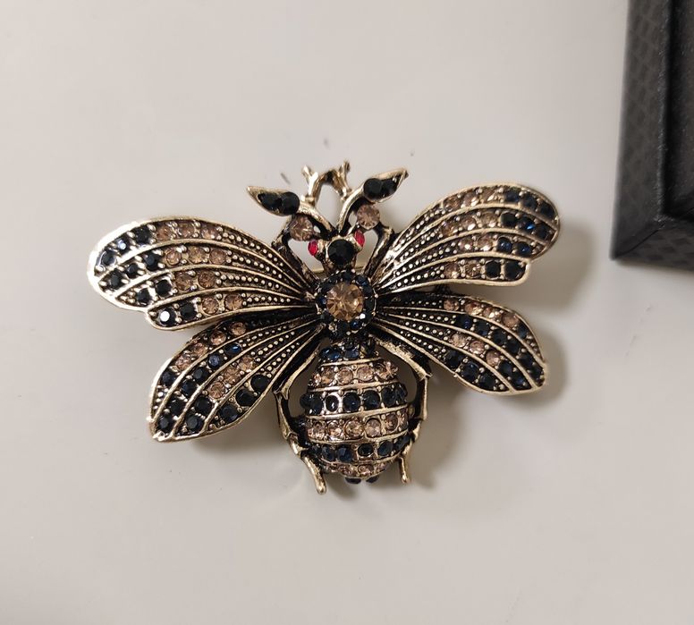 Alfinete de peito inseto