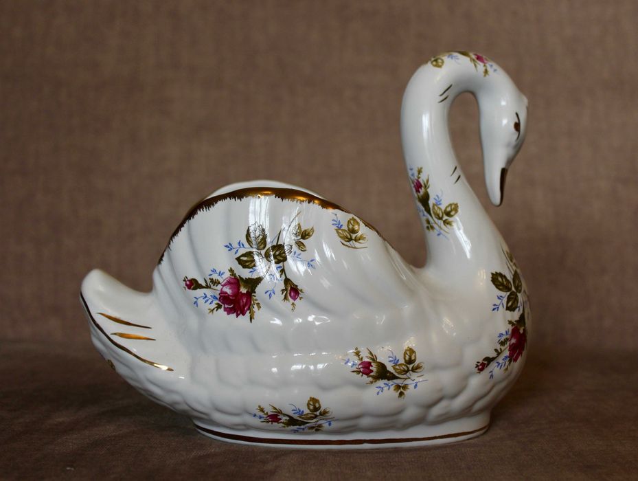 duży łabędź z porcelany * Chodzież