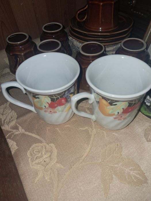 Duas canecas em louça