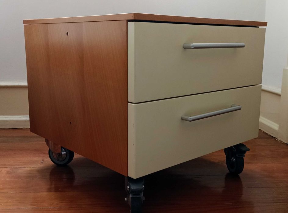 Mesa de cabeceira ou de escritório com rodas