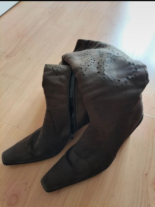 Botas camursa castanhas cano alto