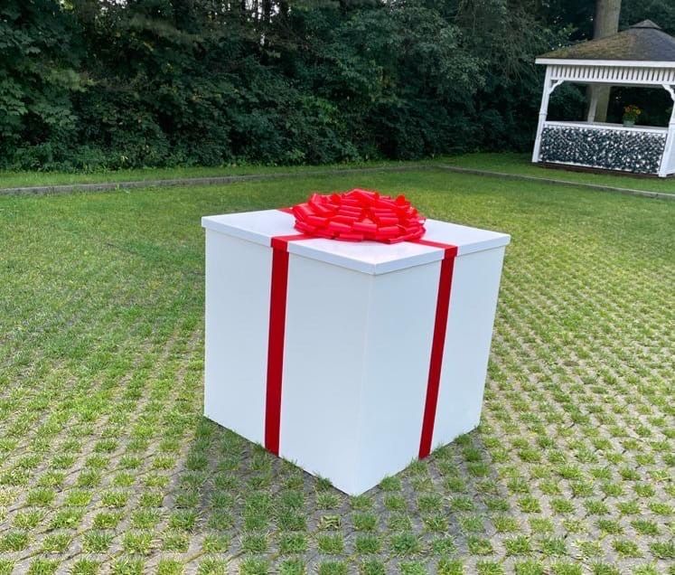 Pudło z balonami z helem