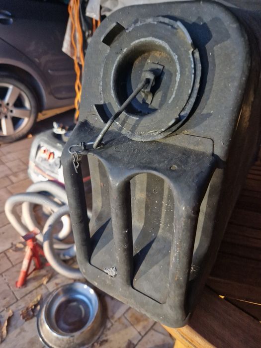 Kanister do Forda Mutt Jeep Wiilys