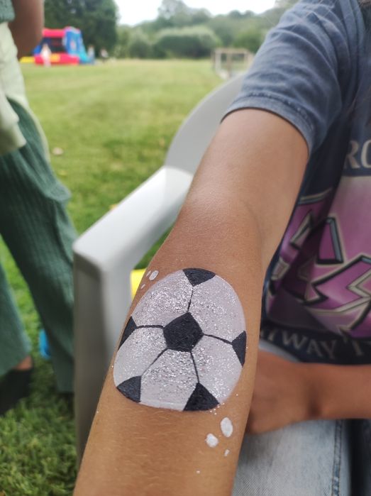 Animação - Pinturas faciais e Néon, Balões, Tatuagens glitter, brindes