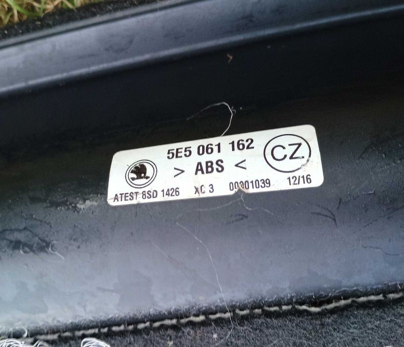 Mata korytko taca, do bagażnika Skody Octavia