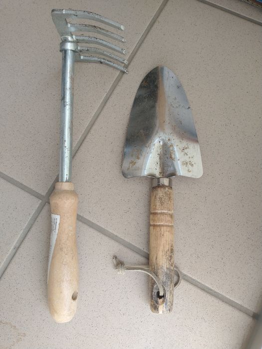 Narzędzia ogrodowe (grabie i łopatka)