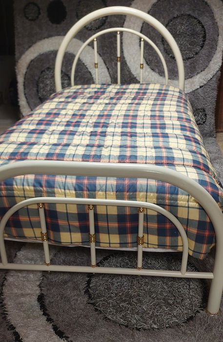 2 camas  de solteiro + colchŏes +uma  mesinha