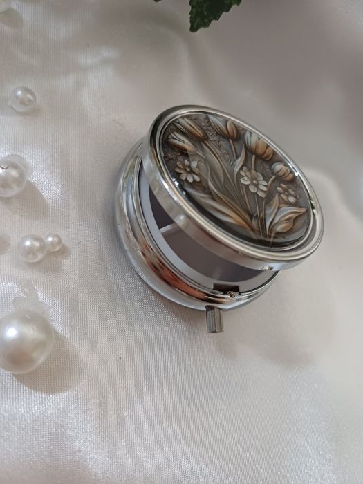 Metalowe pudełeczko na leki, witaminy - Płaskorzeźba