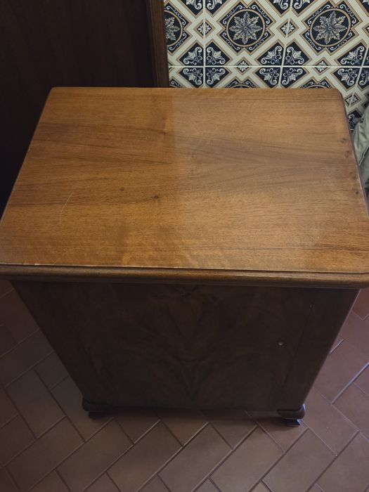 Maquina de costura antiga  OLIVA (com armário)