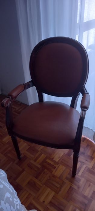 Cadeirão madeira e napa