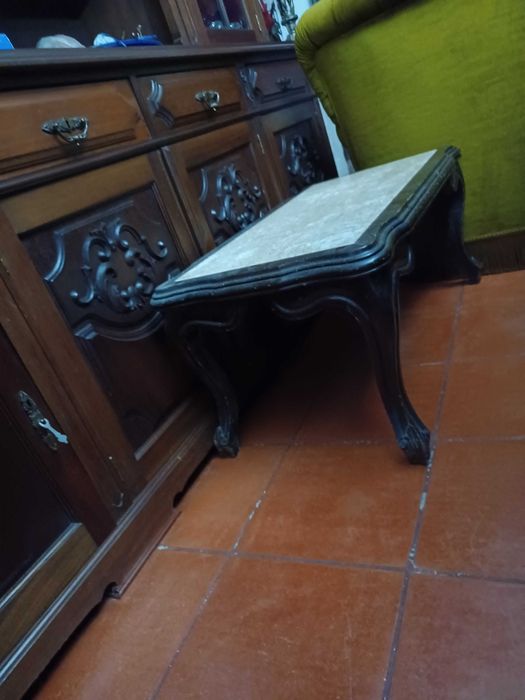 Mesa de centro de madeira e mármore
