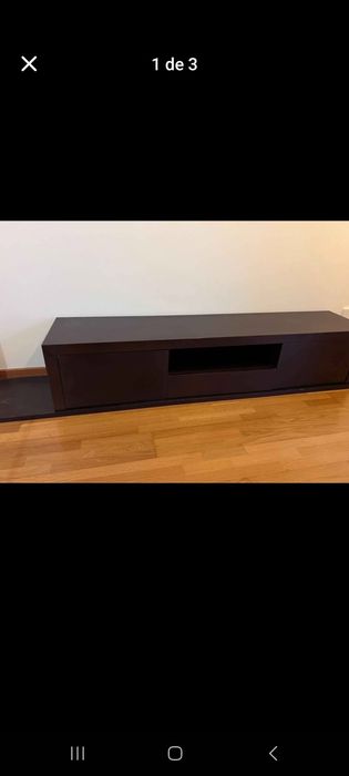 Móvel de TV em madeira escura