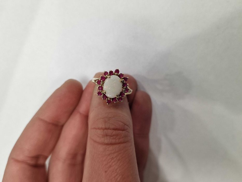 Złoty pierścionek/ 375/ 3.59 gram/ R16/ Opal 1.47 CT/ 16 rubinów/ CERT