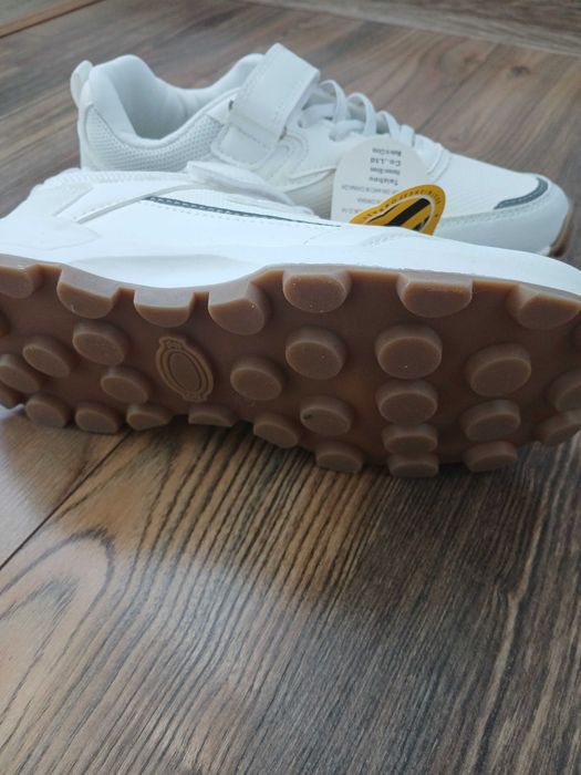 Sprzedam buty sportowe dla dziewczynki