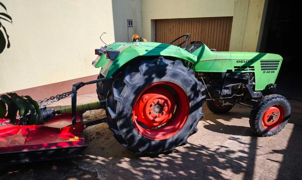 Trator DEUTZ D4006 com capinadeira e documentos