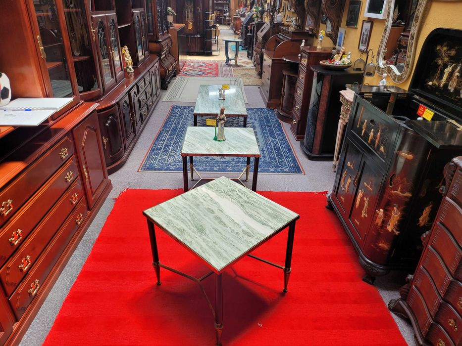 Mesas de centro quadradas em latão com tampo em pedra -