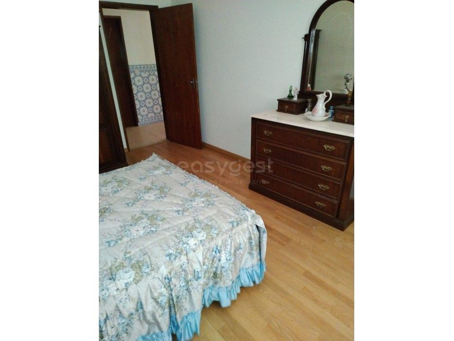 Moradia duplex espaçosa com 5 quartos e varanda - Lagoaça