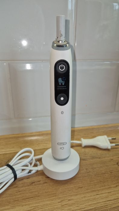 Szczoteczka magnetyczna Oral B IO 8 z ładowarką