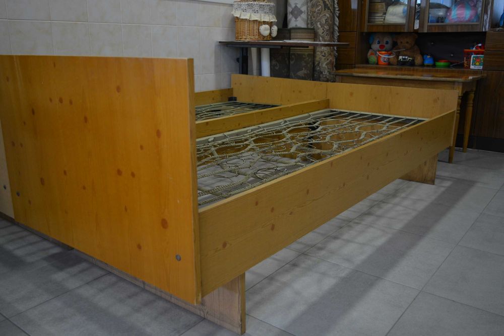 Кровать з матрацами