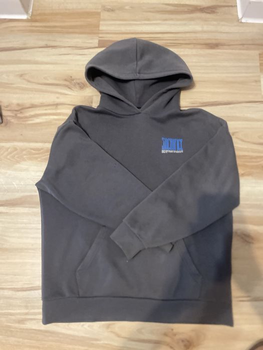 bluza szara troche na rakawku ma male malo widoczne dziury