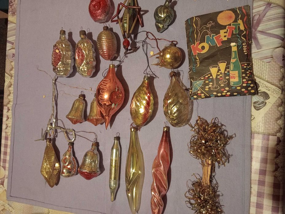 Новорічні (ялинкові) прикраси.