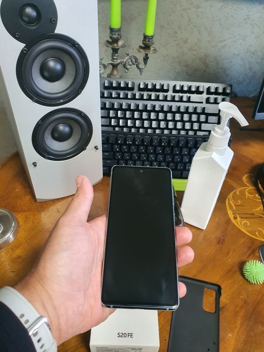 Продам Samsung galaxy S20FE  SM-G780F/DS