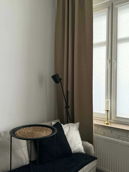 Czarna lampa stojąca o minimalistycznym designie, regulowany klosz, idealna do czytania i jako dodatkowe oświetlenie salonu lub sypialni.