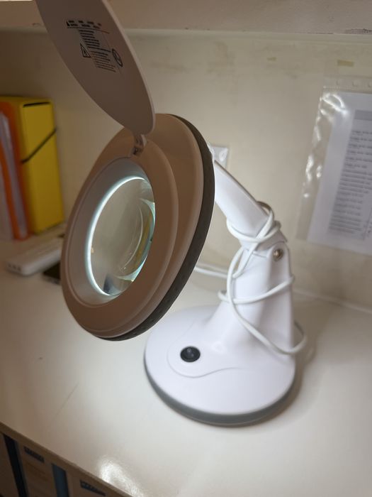 Lupa LED com suporte – como nova