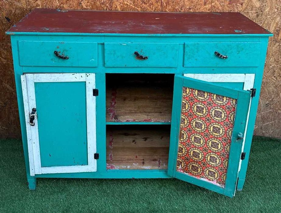 Movel antigo, tosco de fraca qualidade